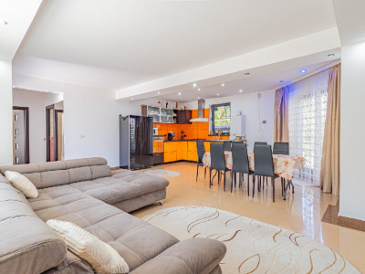 Casa P+M | Teren generos| Kamsas