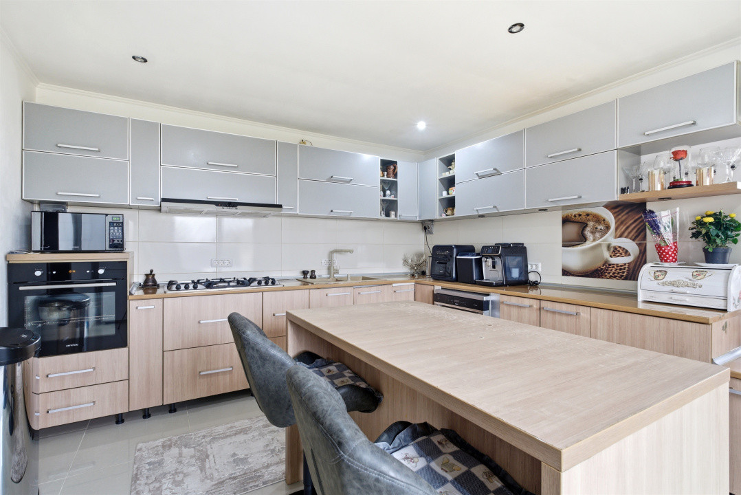 Casă spațioasă P+1 | 4 dormitoare | garaj dublu | teren 742 mp | Lumina