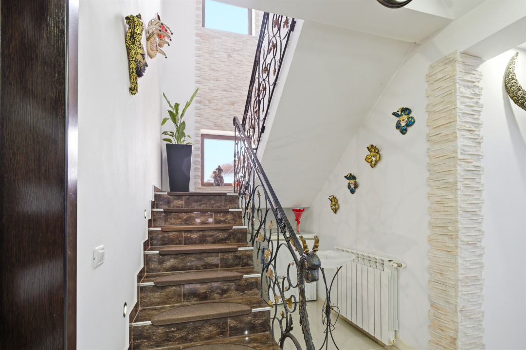 Casă spațioasă P+1 | 4 dormitoare | garaj dublu | teren 742 mp | Lumina