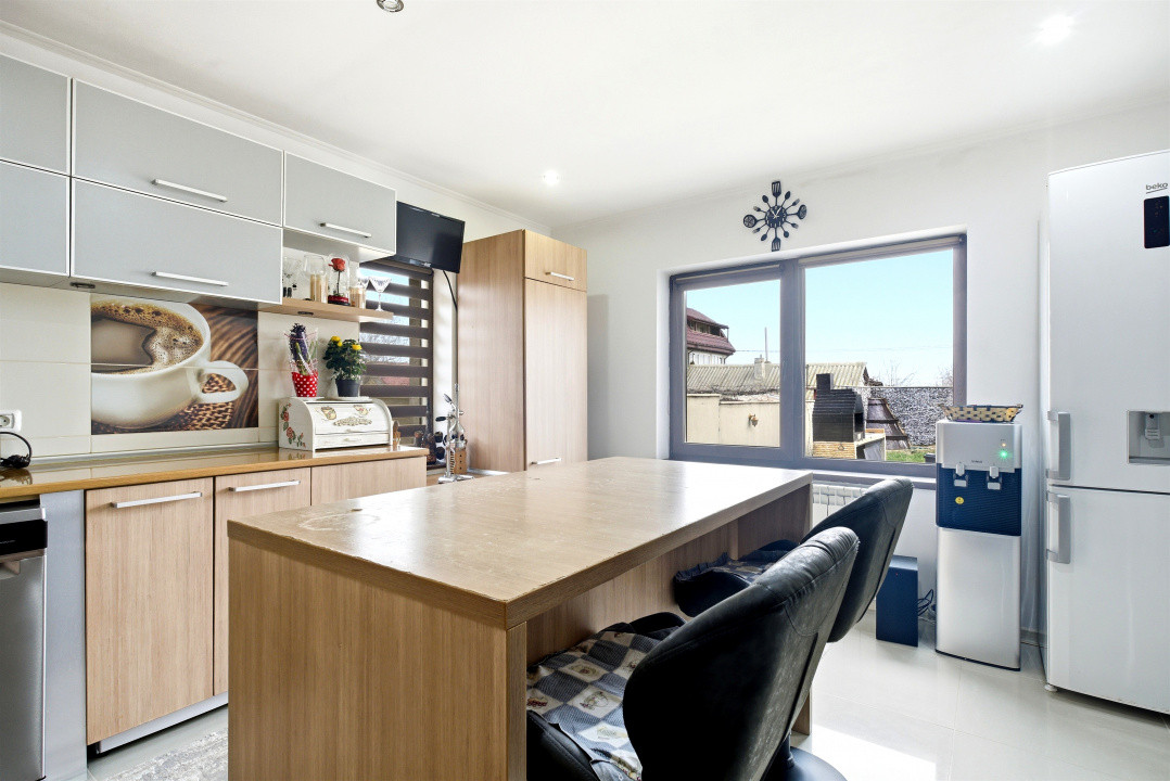 Casă spațioasă P+1 | 4 dormitoare | garaj dublu | teren 742 mp | Lumina