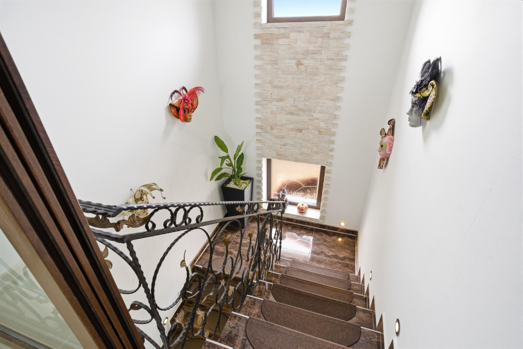 Casă spațioasă P+1 | 4 dormitoare | garaj dublu | teren 742 mp | Lumina