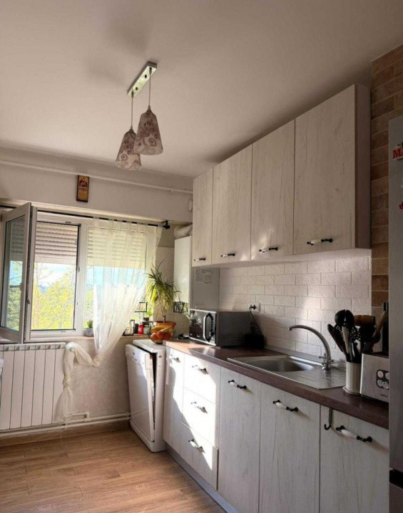 Apartament cu 3 camere, decomandat, renovat – zona Badea Cartan