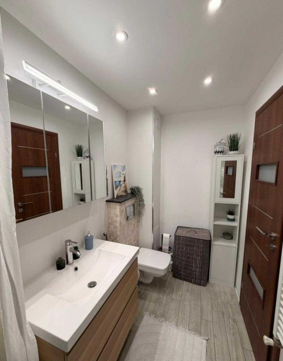 Apartament cu 3 camere, decomandat, renovat – zona Badea Cartan