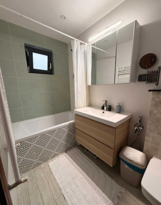 Apartament cu 3 camere, decomandat, renovat – zona Badea Cartan