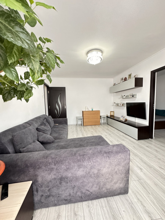 Apartament 3 camere- INEL II + boxa 5,61mp