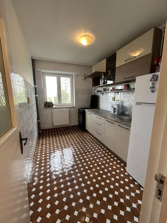 Apartament 3 camere decomandat, centrală gaz – zona Casa de Cultură