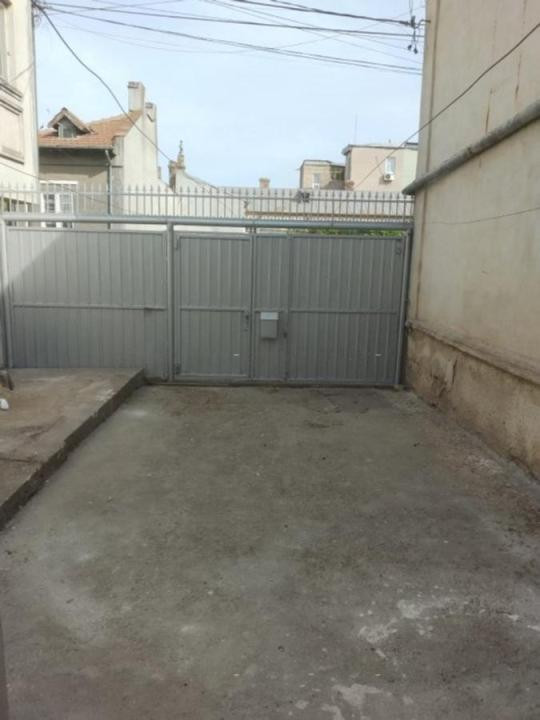 Casă din cărămidă, cu teren 73,50 mp și curte proprie – zona centrală