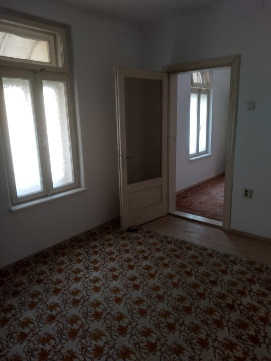 Casă din cărămidă, cu teren 73,50 mp și curte proprie – zona centrală