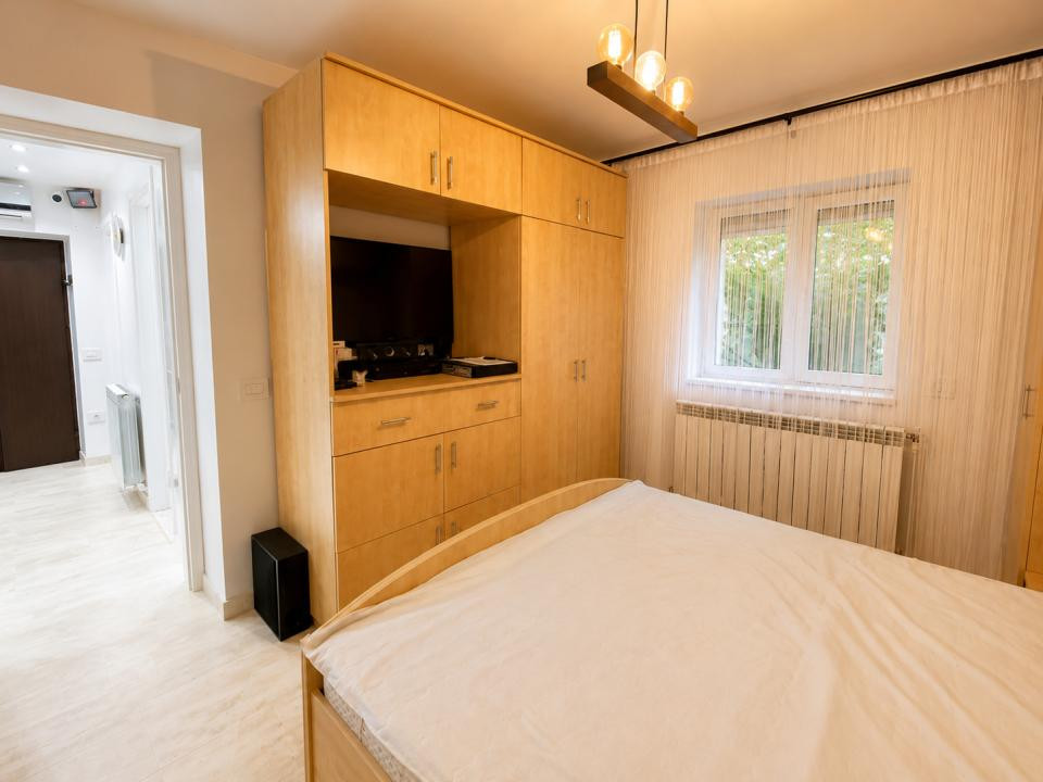 Casă renovată cu teren de 938 mp, garaj și anexă – Valu lui Traian