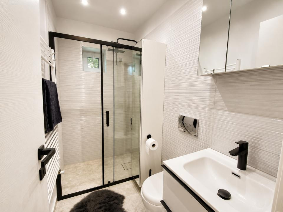 Casă renovată cu teren de 938 mp, garaj și anexă – Valu lui Traian